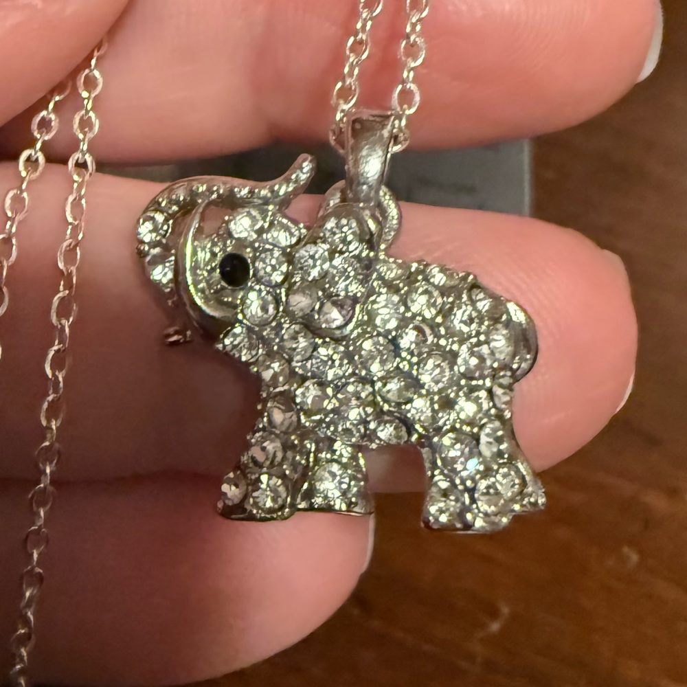 Elegant Silver Elephant Pendant Necklace - Picture 4 of 5